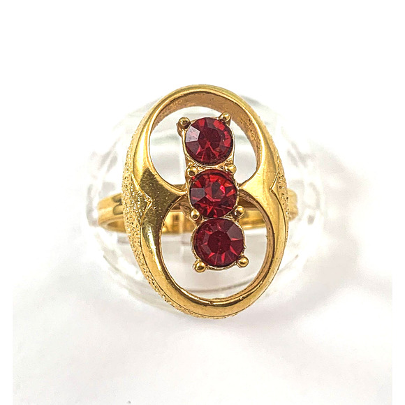 Sarah Coventry 1973 "Fire Fly" Gold-Tone Ring with Three Red Crystals - Size 6 - Picture 1 of 5